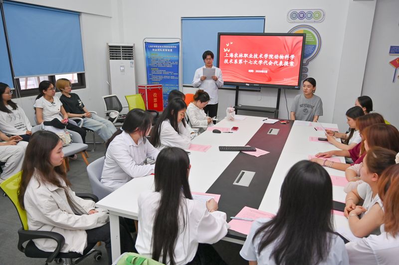动科系召开代表团全体会议专题审...